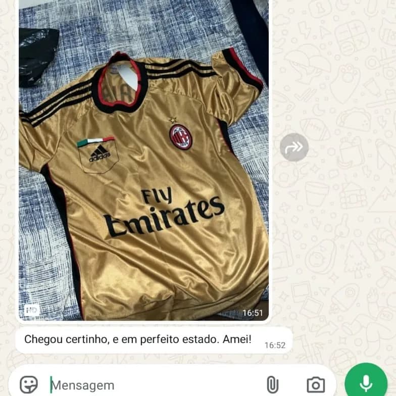Mensagem no WhatsApp com a foto da camisa do Milan: Chegou certinho, e em perfeito estado. Amei!