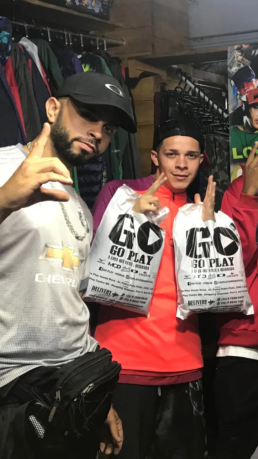 Dois clientes na loja da GO PLAY, com as sacolas da loja