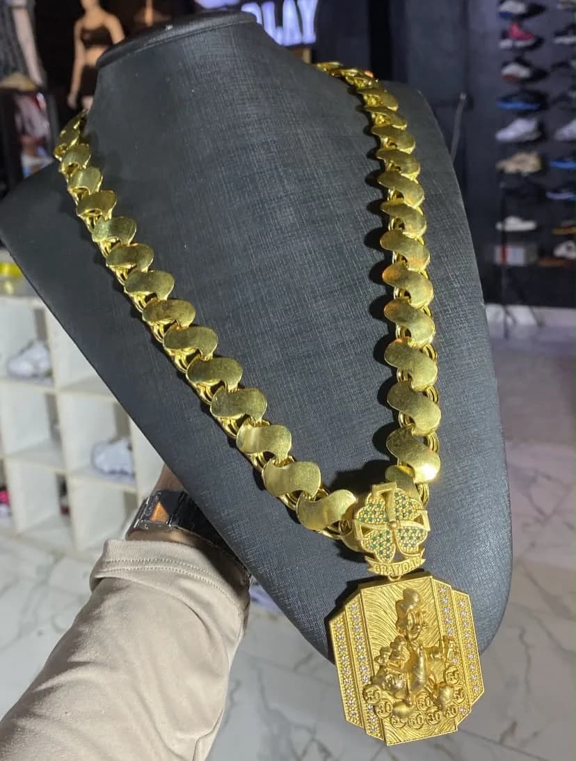 Cordão elos redondos com pingente de placa