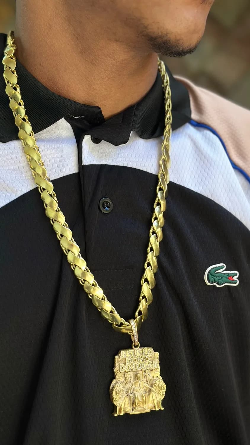 Cordão torcido com pingente